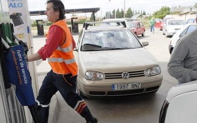 Los carburantes bajan los lunes, cuando se informa del precio a la UE, y suben los martes.