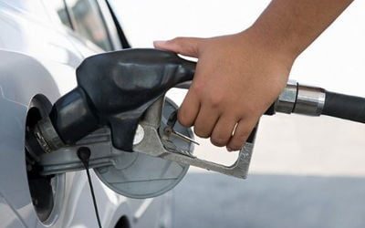 Las petroleras se rebelan por las continuas críticas del Gobierno sobre los precios de los combustibles.