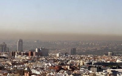 Miles de personas desafían la ola de calor para defender Madrid Central de la contaminación
