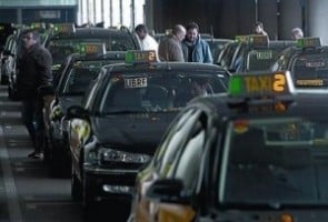 Barcelona trabaja para que en 2020 el 15% de los taxis sean eléctricos y el 50% con combustibles alternativos