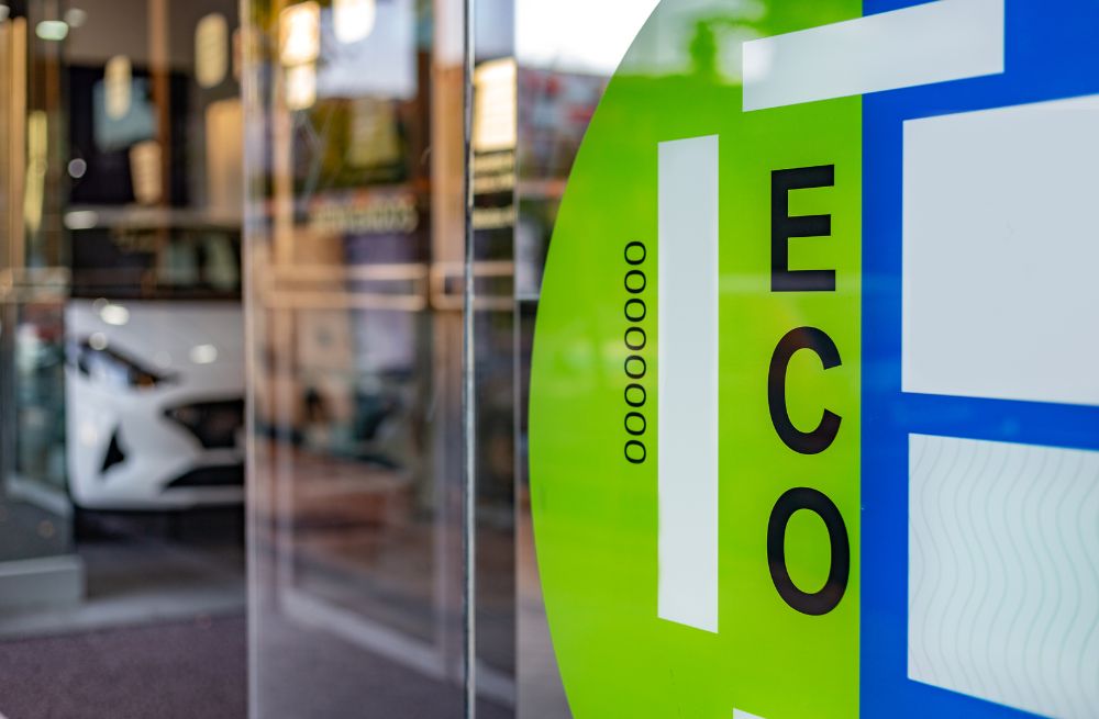 Coches con etiqueta ECO: ventajas frente al resto